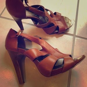 Tahari tan leather heels